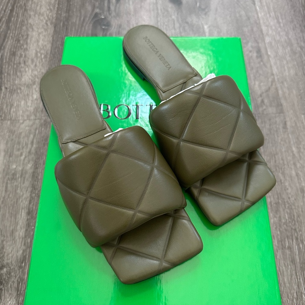 Brand New Authentic Bottega Veneta Rubber Lido Flat Sandals Size 38